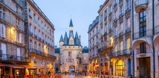 Liegezeiten und Landprogramme Place de la Bourse, Bordeaux, Frankreich