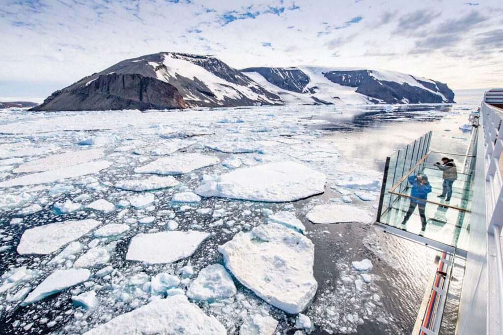 glaeserner-balkon-expeditionsflotte-bild-hapag-lloyd-cruises