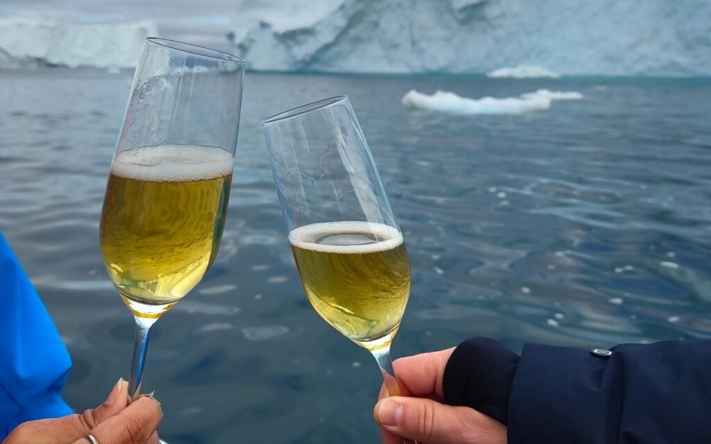 Champagnerempfang zwischen Eisbergen in der Diskobucht