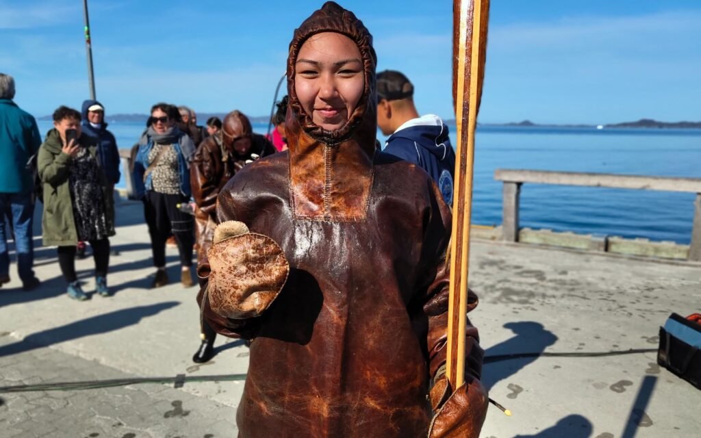Kajakfahrerin bei einem traditionellen Wettbewerb in Nuuk