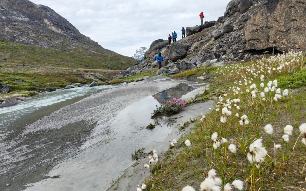 Wanderung durch die Berglandschaft im Ewigkeitsfjord