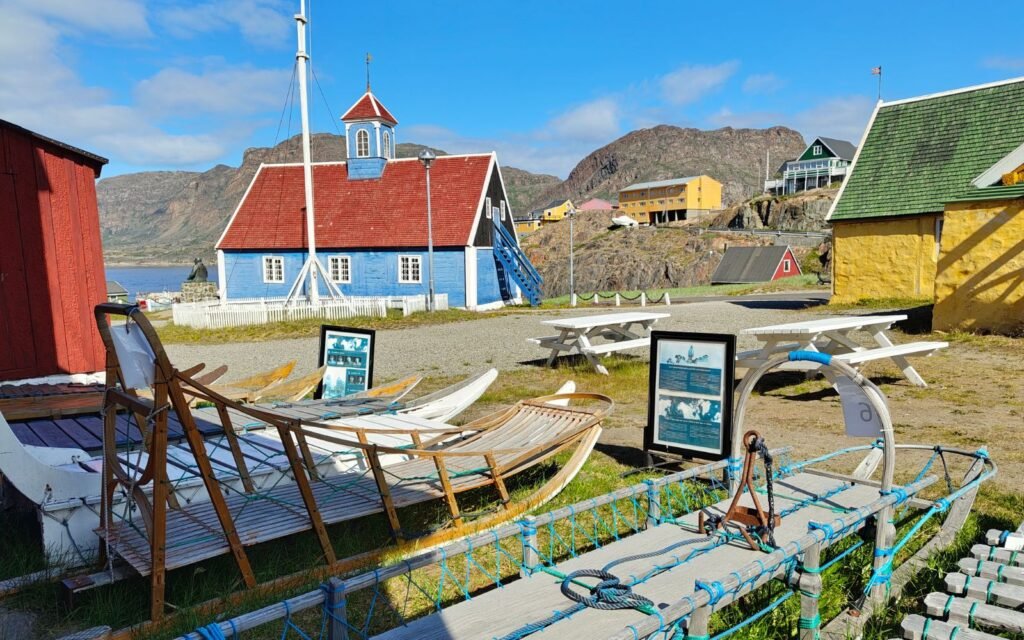 Bunte Häuser in Sisimiut vor der grönländischen Berglandschaft