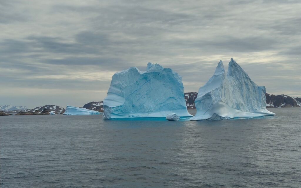 Erste Eisberge vor der Küste Südostgrönlands.