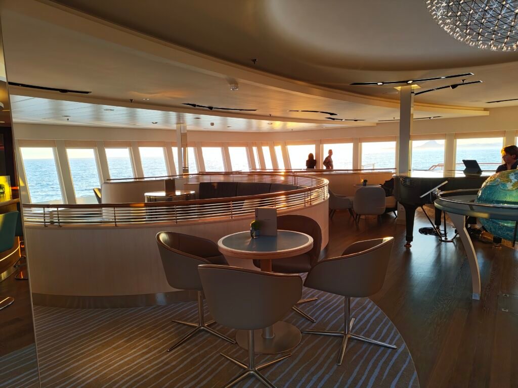 Observation Lounge der HANSEATIC spirit im goldenen Abendlicht